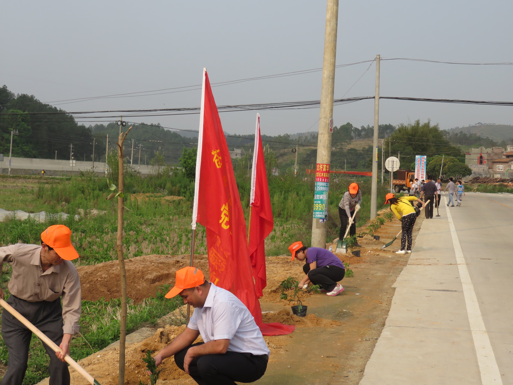 3月19日，龍圩區(qū)人民政府麥用潤(rùn)副區(qū)長(zhǎng)、大坡鎮(zhèn)政府鐘柱海書(shū)記、桂東公路管理局陳志武書(shū)記、蒼梧公路管理局樂(lè)金梅局長(zhǎng)等領(lǐng)導(dǎo)與