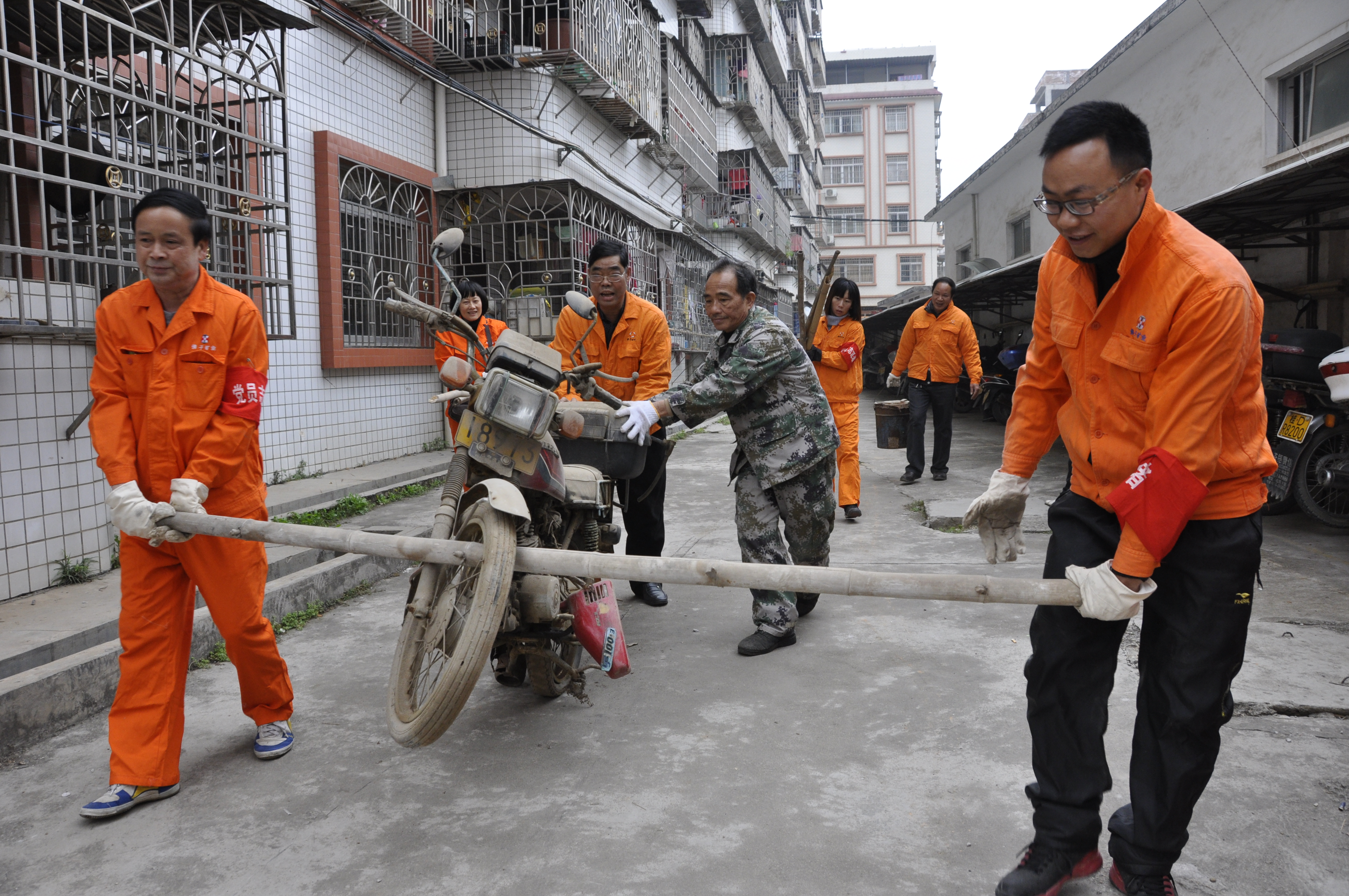 佛子公司開展清理廢舊摩托車、自行車、生活垃圾志愿者服務(wù)活動(dòng)