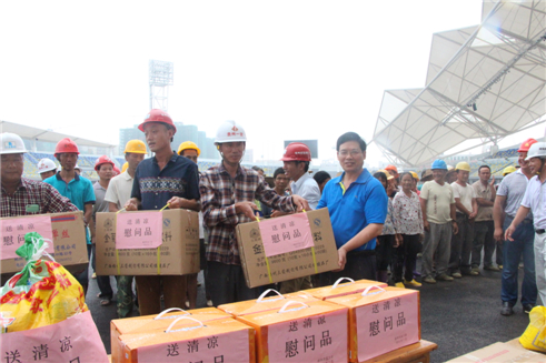 梧州市總工會黨組書記、常務副主席為在建體育場農(nóng)民工送清涼.JPG