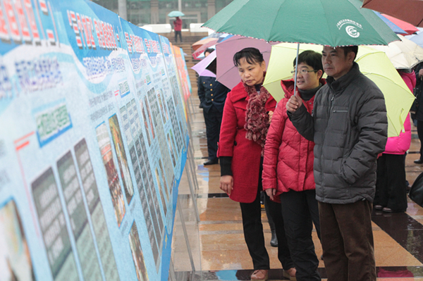 梧州市總工會(huì)組織干部職工觀(guān)看“查處發(fā)生在群眾身邊的‘四風(fēng)’和腐敗問(wèn)題專(zhuān)項(xiàng)工作成果展”