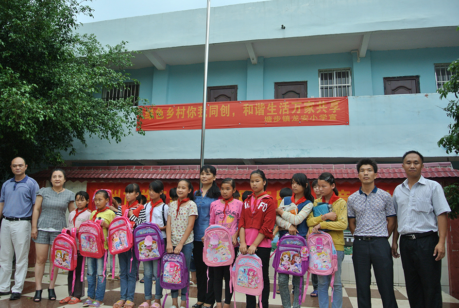 梧州市總工會(huì)在六一兒童節(jié)之際慰問困難職工子女和農(nóng)民工子女