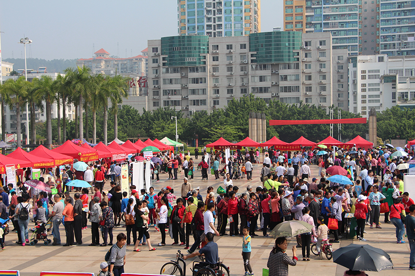 市總工會舉辦慶五一“中國夢，勞動美”服務(wù)職工廣場活動(圖文)