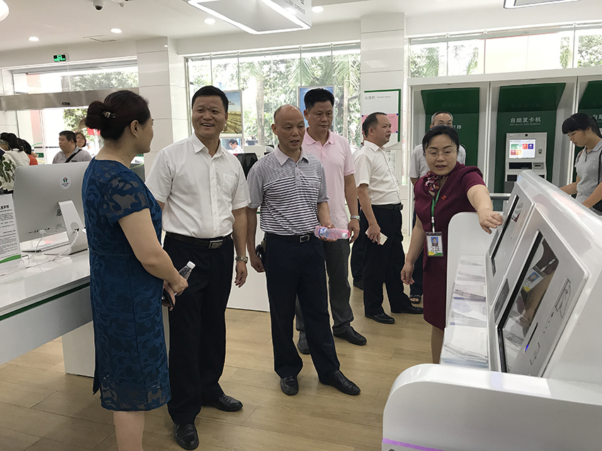 5-與會(huì)人員觀(guān)摩岑溪農(nóng)村商業(yè)銀行營(yíng)業(yè)大廳，圖為觀(guān)摩銀行智能新系統(tǒng).JPG