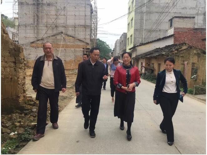 市總工會(huì)黨組書(shū)記、常務(wù)副主席梁耀忠到掛點(diǎn)幫扶村調(diào)研