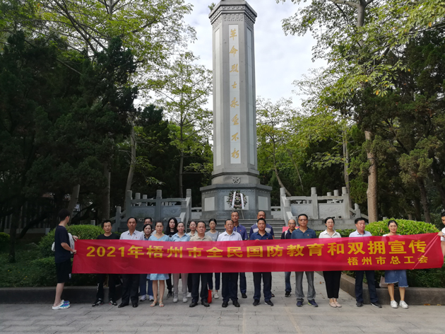 瞻仰烈士紀(jì)念碑，在緬懷烈士中提升國(guó)防意識(shí)