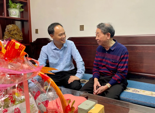 秋意濃，情意真，重陽(yáng)慰問(wèn)暖人心