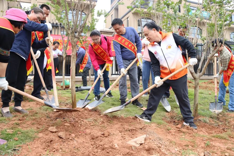 弘揚(yáng)勞模精神、勞動(dòng)精神、工匠精神！梧州勞模工匠義務(wù)植樹迎“五一”