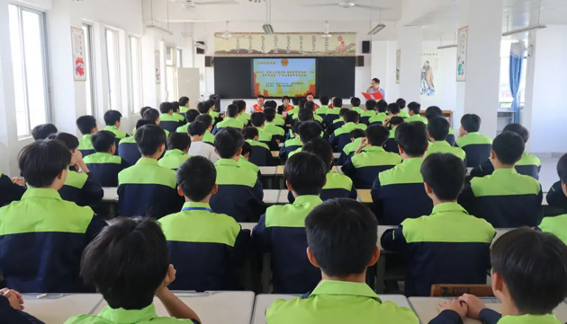 勞模精神進(jìn)校園丨梧州市總工會“雙進(jìn)”活動走進(jìn)廣西工商技師學(xué)院