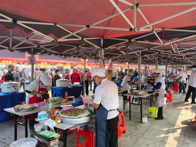 2025年梧州市餐飲行業(yè)職工職業(yè)技能競(jìng)賽非遺集市暨岑溪古典雞（水蒸）·豆腐釀制作技能競(jìng)賽在岑溪開(kāi)賽