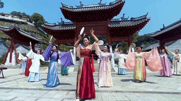 聽，梧州學院的教職工演繹《禮儀之邦》向祖國73周年華誕獻禮