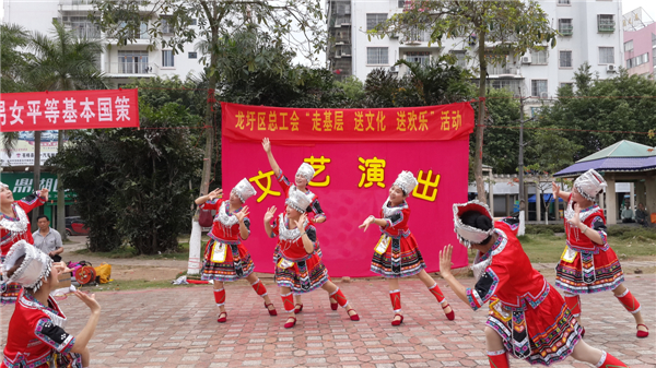 為豐富廣大職工群眾的精神文化生活，營(yíng)造歡樂(lè)祥和的節(jié)日氣氛，2015年春節(jié)期間龍圩區(qū)總工會(huì)深入開(kāi)展&ldquo;走基層 送文化 送歡樂(lè)