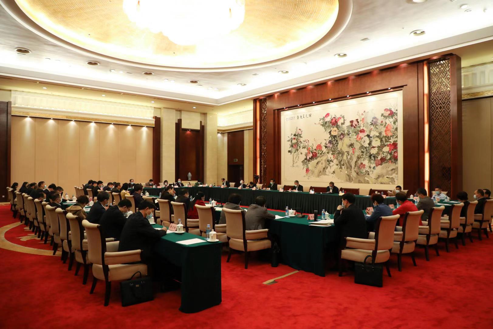 自治區(qū)政協(xié)十二屆四次會(huì)議召開(kāi)期間，工會(huì)界別委員結(jié)合工作實(shí)際，積極建言獻(xiàn)策——