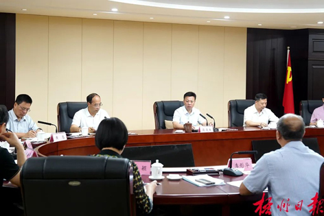 以戰(zhàn)斗姿態(tài)科學(xué)應(yīng)對(duì)汛情 與時(shí)間賽跑筑牢安全屏障丨蔣連生主持召開(kāi)市防汛抗洪總指揮部第一次會(huì)議