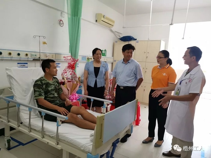 岑溪市總工會(huì)慰問(wèn)塌方搜救一線(xiàn)工作隊(duì)員