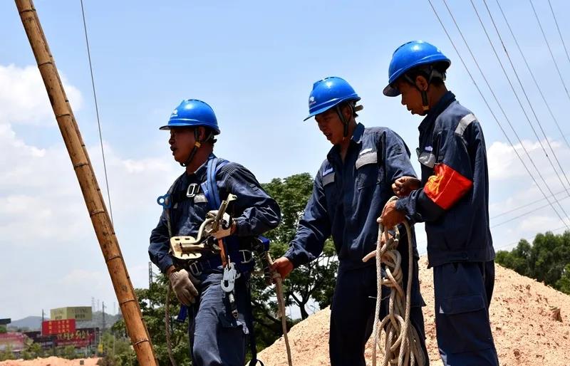 南方電網(wǎng)廣西新電力集團(tuán)蒼梧縣公司工會(huì)為異地扶貧搬遷社區(qū)群眾送去清涼