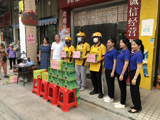 龍圩區(qū)總工會開展夏送清涼活動(dòng)