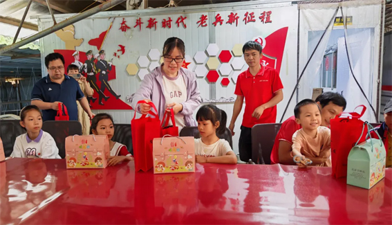 藤縣總工會開展“六一暖童心 關(guān)愛護成長”系列慰問活動，為300余名特殊群體兒童送溫暖