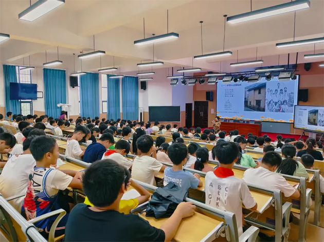 廣西五一勞動獎?wù)芦@得者冼友蕓到蒼梧第一實驗小學開展主題宣講活動