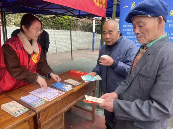 萬秀區(qū)總工會開展春節(jié)“送萬福、進(jìn)萬家” 公益活動